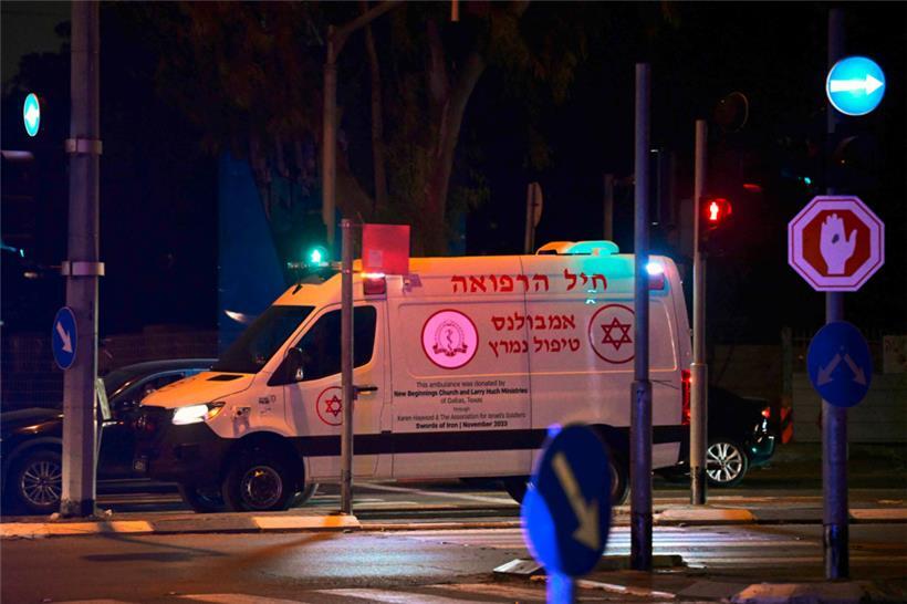 Ein Krankenwagen, der eine Geisel transportiert, am Sonntag in Tel Aviv

