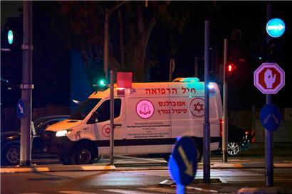 Ein Krankenwagen, der eine Geisel transportiert, am Sonntag in Tel Aviv
