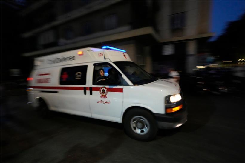 Ein Krankenwagen mit Verwundeten, deren tragbarer Pager explodiert ist, kommt im Krankenhaus der American University an
