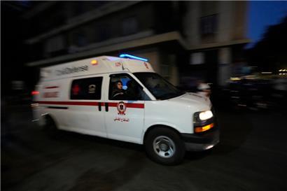 Ein Krankenwagen mit Verwundeten, deren tragbarer Pager explodiert ist, kommt im Krankenhaus der American University an
