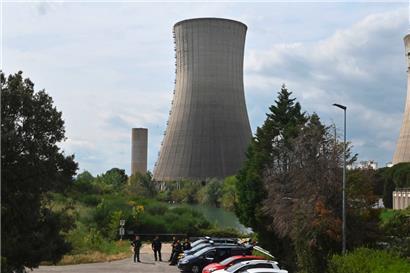 Ein Kühlturm des Kernkraftwerks Tricastin in Saint-Paul-Trois-Châteaux in Südfrankreich
