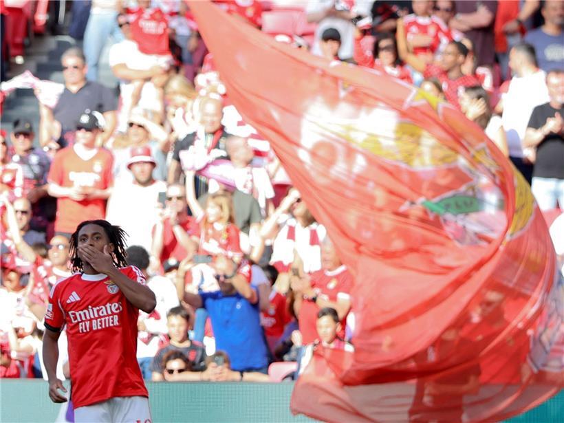Leandro Barreiro gibt ein Küsschen an jubelnde Benfica Lissabon Fans im Stadion
