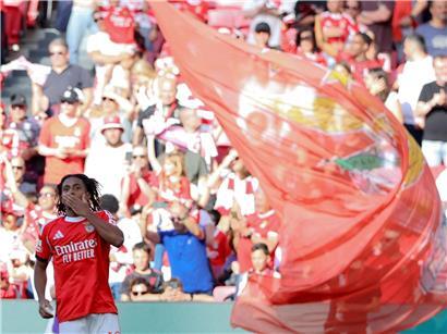Leandro Barreiro gibt ein Küsschen an jubelnde Benfica Lissabon Fans im Stadion