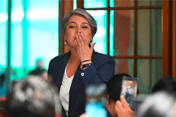 Ein Küsschen zum Sieg oder zum Abschied? Jeannette Jara nach dem ersten Wahlgang. Ihre Chancen in der Stichwahl sind aber nicht rosig. 
