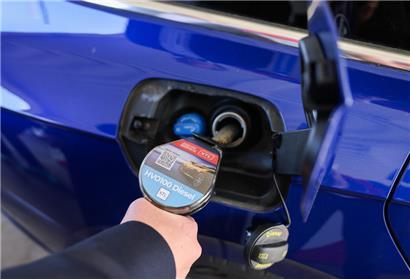 Ein Kunde betankt seinen Wagen mit dem Dieselkraftstoff HVO100 

