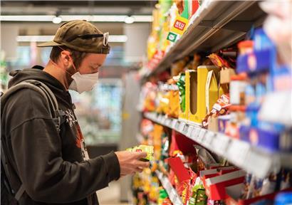 Ein Kunde trägt in einem Dresdner Supermarkt einen Mundschutz
