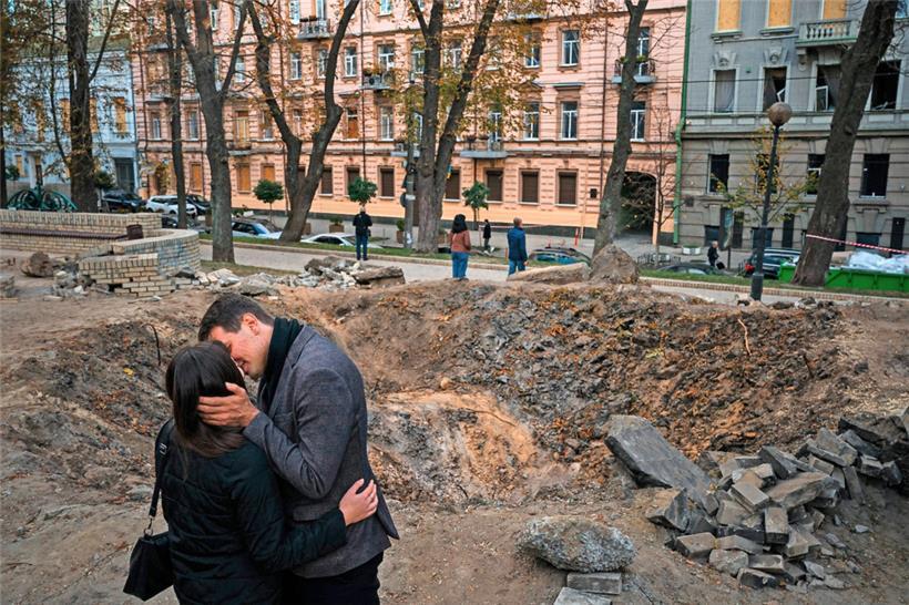 Ein Kuss beim Krater in Kiew: Auch am Mittwoch beschoss Russland zivile Infrastruktur in der Ukraine
