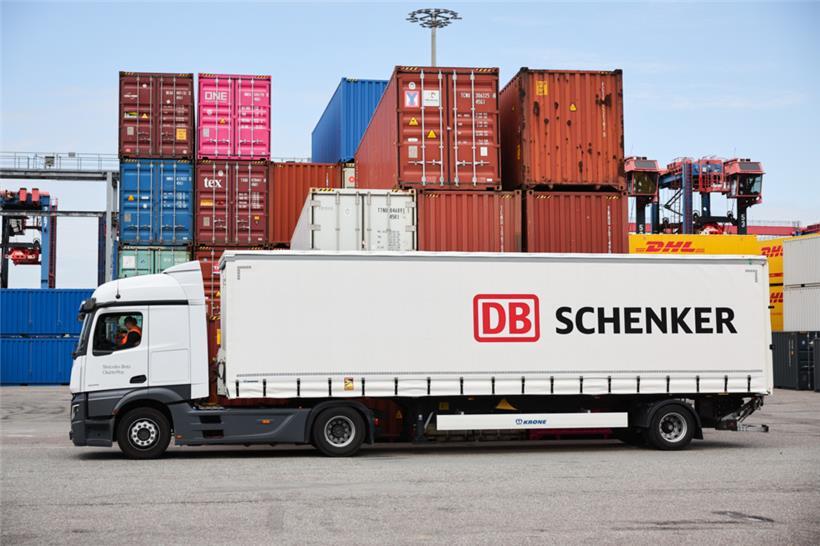 Ein LKW mit dem Firmenlogo ist im DB Schenker Logistikzentrum Hamburger Hafen bei DCP Dettmer Container Packing GmbH im Hamburger Hafen zu sehen
