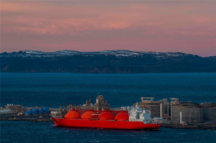 Ein LNG-Tanker vor der norwegischen Insel Melkoya, wo das Unternehmen Equinor einen Gasterminal errichtet hat. 
