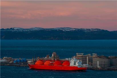 Ein LNG-Tanker vor der norwegischen Insel Melkoya, wo das Unternehmen Equinor einen Gasterminal errichtet hat. 
