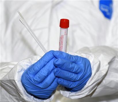 Ein Labor-Mitarbeiter mit einem PCR-Testkit (Archivbild)
