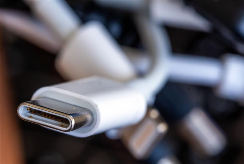 Ein Ladekabel mit USB-C-Stecker liegt neben einem Bündel unterschiedlicher Anschlusskabel
