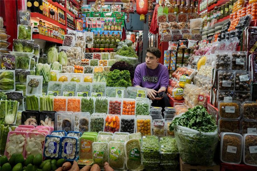 Ein Ladenbesitzer wartet auf Kunden auf dem traditionellen Tajrish-Basar im Norden von Teheran. Die Krise hatte den Iran schon länger im Griff, dann kam der Krieg mit Israel.
