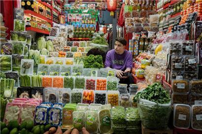 Ein Ladenbesitzer wartet auf Kunden auf dem traditionellen Tajrish-Basar im Norden von Teheran. Die Krise hatte den Iran schon länger im Griff, dann kam der Krieg mit Israel.
