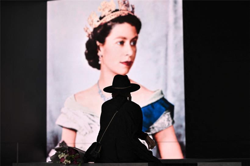 Ein Land trauert weiter um seine Monarchin. Allerdings werden auch Kritiker wach. 
