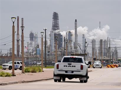 Ein Lastwagen fährt in das Exxon Mobil Baytown Olefins Werk ein