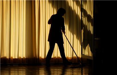 Ein Leben im Schatten des Arbeitsrechts. Seit über 25 Jahren ist Frau G. bei der portugiesischen Botschaft in Luxemburg als Reinigungskraft beschäftigt. Einen Arbeitsvertrag hat sie nicht. Nun ist der portugiesische Staat zu 20.000 Euro verurteilt worden.
