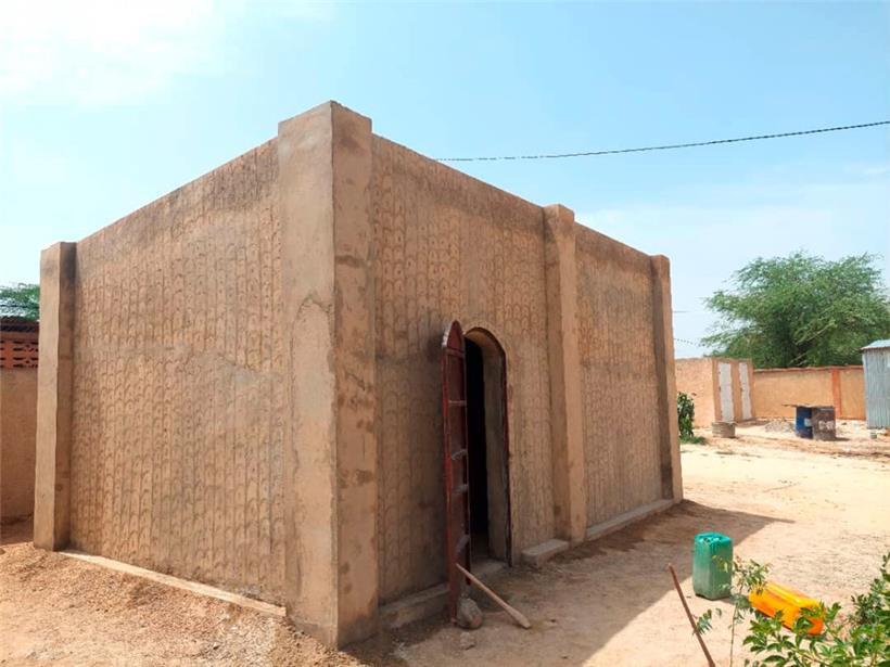 Ein Lehmhaus, das – anders als die Notunterkünfte – ein ganzes Leben lang halten...