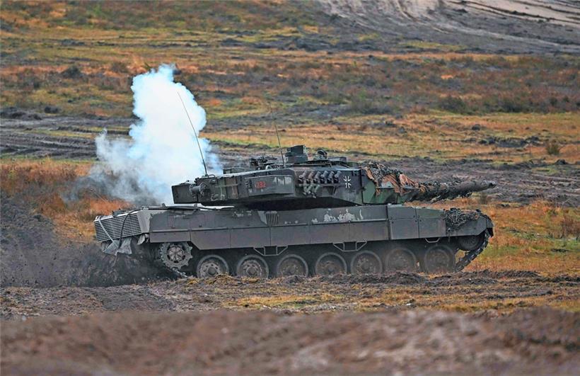 Ein Leopard-2-Panzer während einer Gefechtsübung der deutschen Bundeswehr
