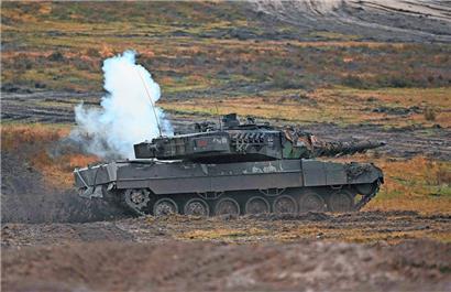 Ein Leopard-2-Panzer während einer Gefechtsübung der deutschen Bundeswehr
