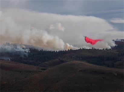 Ein Löschflugzeug wirft während des „Hawk Fire“ am 23. August 2026 in Reno, Nevada, Löschmittel ab
