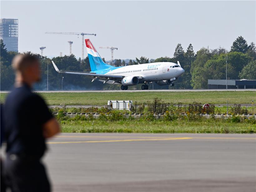 Luxair-Flugzeug startet am Luxemburger Flughafen bei klarem Himmel, modernes Passagierflugzeug in Flugposition