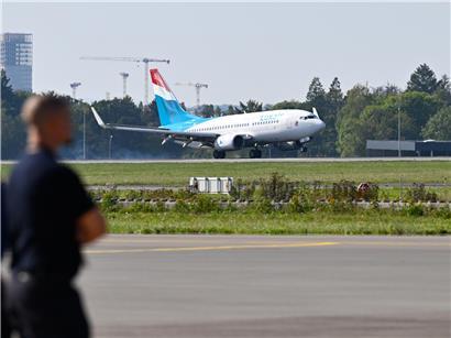 Luxair-Flugzeug startet am Luxemburger Flughafen bei klarem Himmel, modernes Passagierflugzeug in Flugposition