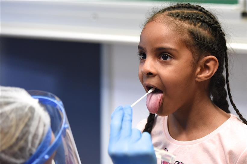 Ein Mädchen lässt in den Rotunden den Coronatest über sich ergehen (Symbolfoto)
