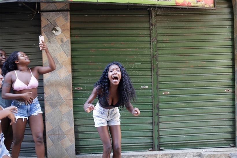 Ein Mädchen schreit auf der Straße in der Favela Jacarezinho nach einem Polizeieinsatz gegen Drogenhändler
