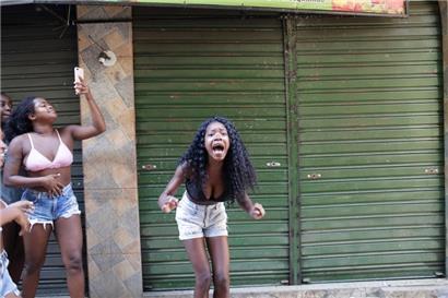 Ein Mädchen schreit auf der Straße in der Favela Jacarezinho nach einem Polizeieinsatz gegen Drogenhändler
