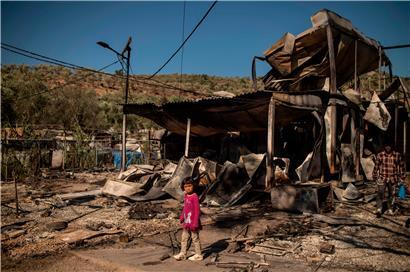 Ein Mädchen steht inmitten von Trümmern im niedergebrannten Lager von Moria auf der Insel Lesbos nach Ausbruch eines Großfeuers
