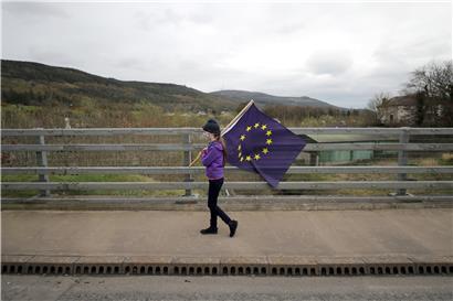 Ein Mädchen trägt eine EU-Flagge
