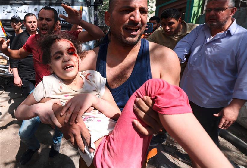 Ein Mädchen wurde aus den Trümmern eines von der israelischen Luftwaffe zerstörten Gebäudes im Gazastreifen lebend geborgen
