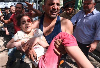 Ein Mädchen wurde aus den Trümmern eines von der israelischen Luftwaffe zerstörten Gebäudes im Gazastreifen lebend geborgen
