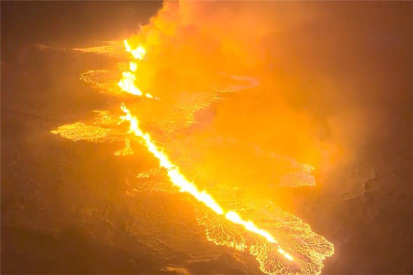 Ein Magmastrom auf einem Hügel in der Nähe der isländischen Ortschaft Grindavik

