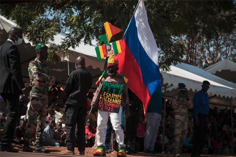 Ein Malier trägt eine russische Flagge während einer Parade im Januar. Während Russland seine militärische Präsenz in Mali ausbaut, dürften sich die Europäer zurückziehen.
