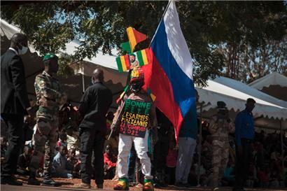 Ein Malier trägt eine russische Flagge während einer Parade im Januar. Während Russland seine militärische Präsenz in Mali ausbaut, dürften sich die Europäer zurückziehen.
