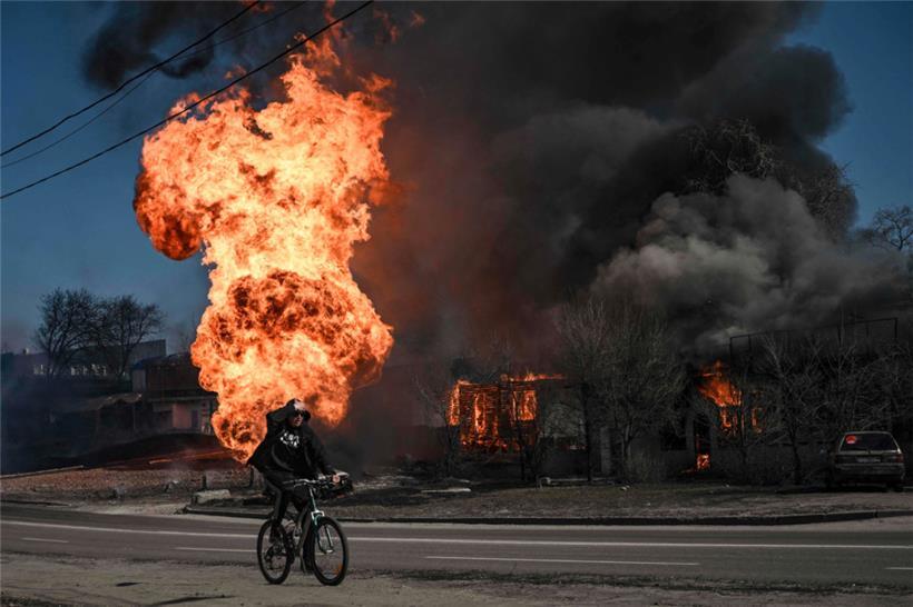 Ein Mann auf dem Rad vor einer Explosion – Szene aus Charkiw vom Freitag
