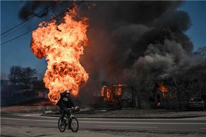 Ein Mann auf dem Rad vor einer Explosion – Szene aus Charkiw vom Freitag
