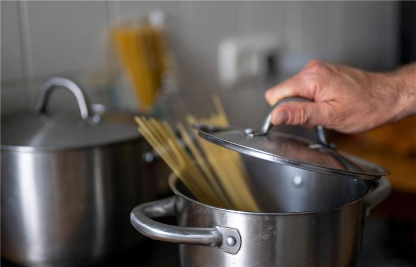 Mann aus Trier entdeckt frühmorgens Unbekannten, der in seiner Küche Nudeln kocht