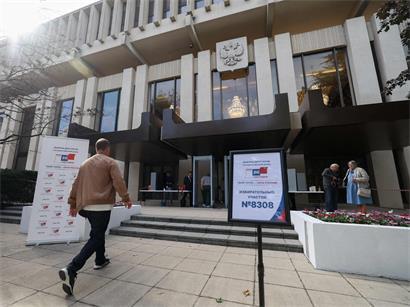 Ein Mann betritt die russische Botschaft an dem Tag, an dem die in Frankreich lebenden Mitglieder der russischen Gemeinschaft an den Wahlen zur russischen Staatsduma teilnehmen