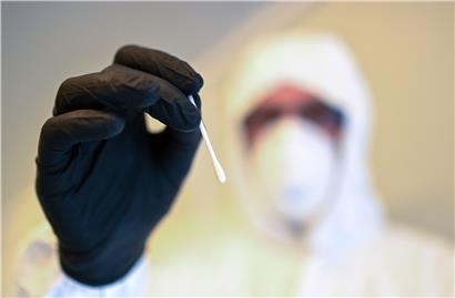 Ein Mann entnimmt in Deutschland eine Corona-Probe
