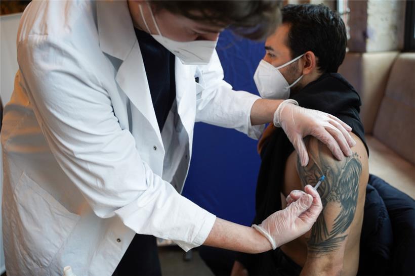 Ein Mann erhält eine Impfung gegen das Corona-Virus
