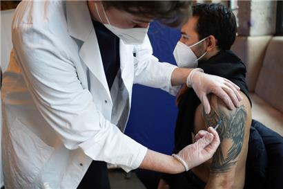 Ein Mann erhält eine Impfung gegen das Corona-Virus
