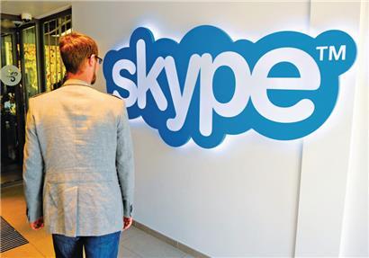 Ein Mann geht am Dienstag, dem 10. Mai 2011, am Skype-Logo in der Skype-Firmenzentrale in Luxemburg vorbei.
