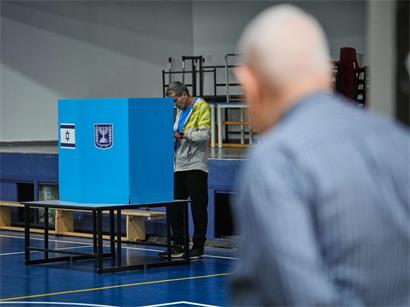 Ein Mann gibt bei der Parlamentswahl in Israel in einem Wahllokal seine Stimme ab.