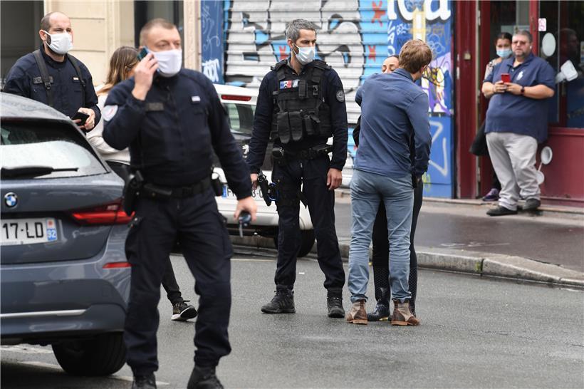 Ein Mann griff am Freitag zwei Menschen mit einem Messer vor den ehemaligen Büros der französischen satirischen Wochenzeitung Charlie Hebdo in Paris an
