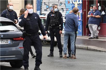 Ein Mann griff am Freitag zwei Menschen mit einem Messer vor den ehemaligen Büros der französischen satirischen Wochenzeitung Charlie Hebdo in Paris an
