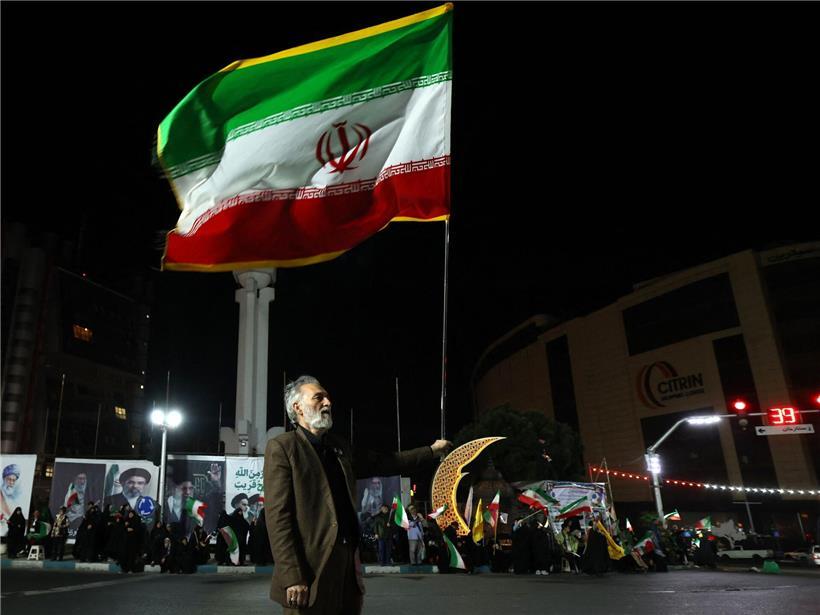 Mann hält iranische Flagge bei Kundgebung für Ayatollah Mojtaba Khamenei auf Sadeghyeh-Platz, Teheran, April 2026