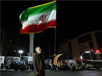 Mann hält iranische Flagge bei Kundgebung für Ayatollah Mojtaba Khamenei auf Sadeghyeh-Platz, Teheran, April 2026